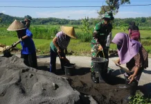 Warga Masyarakat Terlibat Aktif dalam Pembangunan Rapat Beton