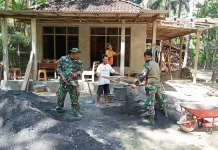 Gotong Royong Bedah Rumah Tidak Layak Huni Melalui Program TMMD Reguler ke - 128