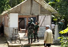 Satgas TMMD dan Warga Bergotong Royong Bangun Rumah Milik Lasinem