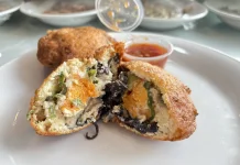 Kuliner Ote-Ote Telur Asin Curi Perhatian di Pasar Ngasem
