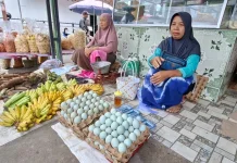 Sumirah Bertahan Jual Telur Bebek di tengah Sepinya Pasar