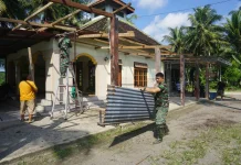 TNI dan Warga Bongkar Teras Masjid Baiturrahman Sidorejo Lendah