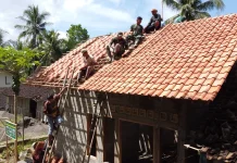 Pasang Atap, Rumah Milik Tupon Segera diselesaikan