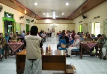 Mahasiswa PLK UNY Ubah Limbah Kulit Bawang Jadi Pupuk Organik Cair