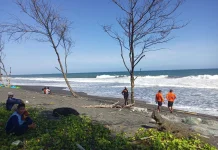 Perahu Nelayan Terbalik Dihantam Ombak Pantai Baru Bantul, Satu Orang Hilang