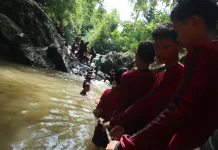Siswa SMPN 1 Pengasih Perkuat Kekompakan lewat Susur Sungai di ''Segajih Live In''