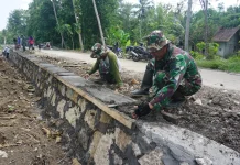 Satgas TMMD dan Masyarakat Tuntaskan Pembangunan Talud Jalan di Kwarakan