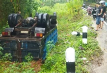 Insiden Selip, Truk Terperosok dan Terguling di Imogiri Bantul