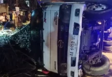 Hilang Kendali, Truk Terguling Timpa Motor di Madukismo