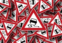 Mobil Calya Terjun ke Parit di Selokan Mataram, Pengemudi Selamat