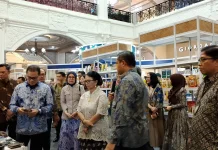Melokal pada UMKM, Deputi Gubernur BI Melariskan Produk di Grebeg UMKM