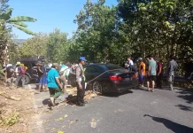 Mobil Mewah Terbalik usai Tabrak Tebing di Imogiri Bantul