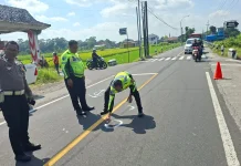 Ambil Jalur Terlalu Kanan saat Menyalip, Dua Motor Adu Banteng