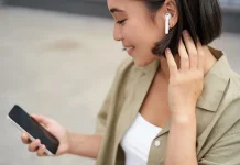 Penggunaan Earphone Berlebihan Bisa Sebabkan Gangguan Pendengaran Permanen