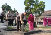 Kapolres Kulon Progo Lakukan Ziarah ke Taman Makam Pahlawan Giripeni