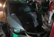 Mobil Sedan Oleng Lalu Tabrak Minibus dan Tiang Baliho di Banguntapan Bantul