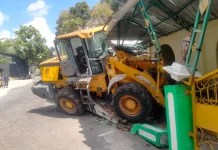 Tidak Kuat Menanjak, Truk Towing Mati Mesin dan Tabrak Pagar Masjid