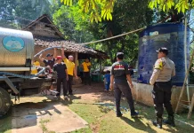 Terdampak Kekeringan, Polsek Dlingo Salurkan Bantuan Air di Dusun Pancuran
