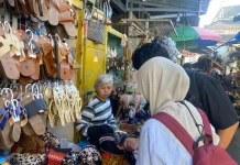 Oleh-Oleh Bertuliskan Ciri Khas Jogja Diburu Wisatawan di Pasar Beringharjo