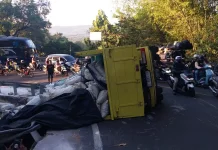 Truk Bermuatan Gaplek Terguling di Bokong Semar, Akibatkan Lalu Lintas Tersendat