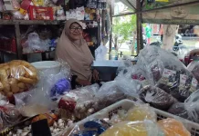 Hari Pertama Masuk Sekolah, Pasar Imogiri Sepi Pembeli