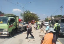 Truk Muatan Semen Terguling di Sewon, Lalu Lintas Sempat Tersendat