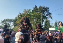 Filosofi Tolak Bala di Balik Uniknya Boneka Kirab Saparan Bekakak