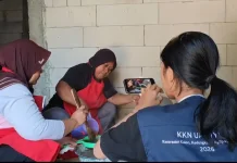 Unik Cara Mahasiswa KKN UPN Veteran Yogyakarta Promosikan Jamu Seger Waras