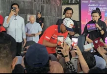 Pecah! Penggemar Serbu Tanda Tangan Mario Ajidan Veda Pratama di Monumen SO 1 Maret