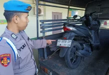 Hendak Seberangkan Pengguna Jalan, Polisi di Bantul Ditabrak Motor