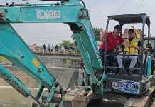 Beli Perahu Patroli hingga Pasang CCTV, Pemkot Siap Buru Pembuang Sampah di Sungai