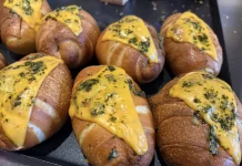 Salt Bread Pesto Cheddar Jadi Primadona, Pembeli Rela Antre di Kotabaru