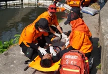 Warnai Pelantikan, Baguna PDI Perjuangan Gelar Simulasi Penyelamatan Laka Sungai