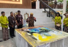 Pelukis Abstrak Dani Ramli Ukir Makna lewat Live Painting di Perayaan Hari Koperas