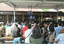Umat Sambut Khidmat dan Haru Tahbisan Lima Imam SJ di Kotabaru