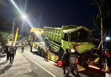 Diduga Rem Blong di Jalur Turunan, Dua Truk Terguling usai Bertabrakan
