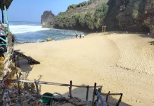 Pesona Alami Pantai Ngrawah Gunungkidul dan Akses Penjelajahnya