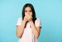 Mengagetkan Orang Bisa Hentikan Cegukan, Ini Penjelasan Ilmiahnya