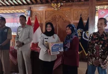 Sambut HUT ke-81 RI, 200 Paket Sembako Dibagikan Imigrasi DIY ke Warga Selopamioro