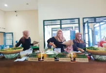Warung Pecel Pincuk Pedes: Kuliner Klasik Menggoda di Samirono Sleman
