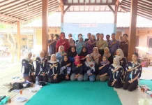 PPKO UNY Latih KWT Sidoagung Olah Ikan Bawal Jadi Kerupuk dan Kecap