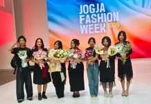 Debut di JFW 2026, Model Fiona Unjuk Gigi Jadi Desainer Busana Daur Ulang