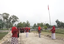 Dobrak Stigma, Kaum Perempuan di Giripeni Gelar Upacara HUT RI di Sawah