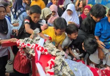 Tradisi Gotong Royong Merti Golong Gilig Warga Dipowinatan di Kala Agustusan