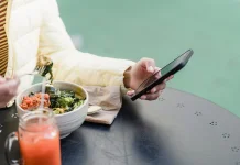 Makan sambil Nonton HP atau Aktivitas Lain, Apakah Bahaya?
