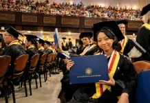 Angie Jadi Sarjana Pertama, Bawa Harapan Keluarga