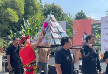 Gunungan Buku dan Pasar Buku Sastra Tandai Pembukaan Festival Sastra Yogyakarta