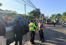 Diduga Kurang Konsentrasi, Truk Dump Terperosok ke Parit di Jalan Magelang