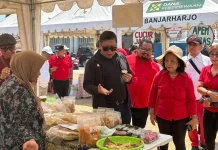 Kunjungi Festival Mustika Rasa, Hasto Kristiyanto Cicipi Ice Cream dari Kimpul