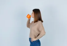 Mitos! Minum Sambil Berdiri Tidak Bikin Ginjal Rusak